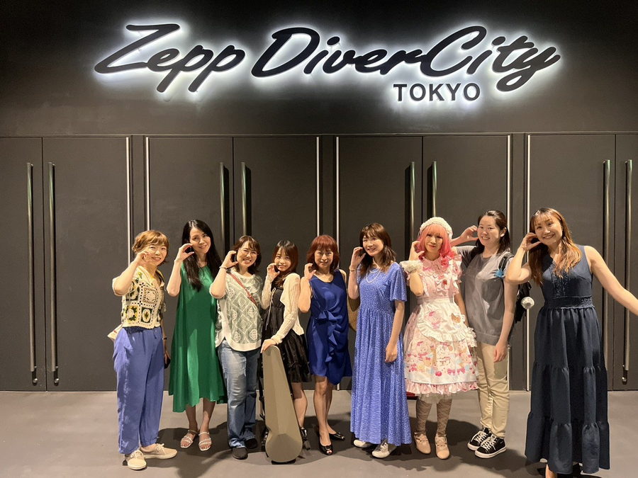 Zepp DiverCity(TOKYO)の前に集合した出演アーティスト